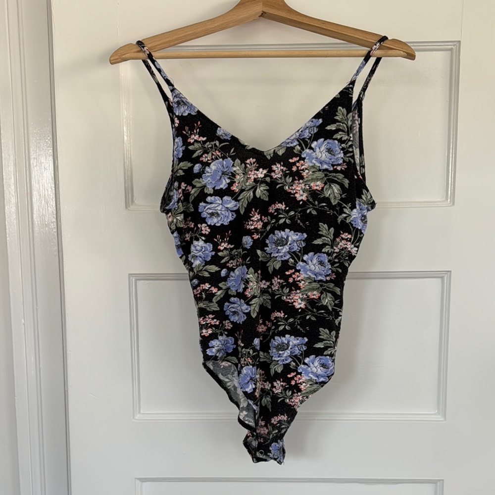 American Eagle Outfitters Heathered Black Floral Bodysuit Medium